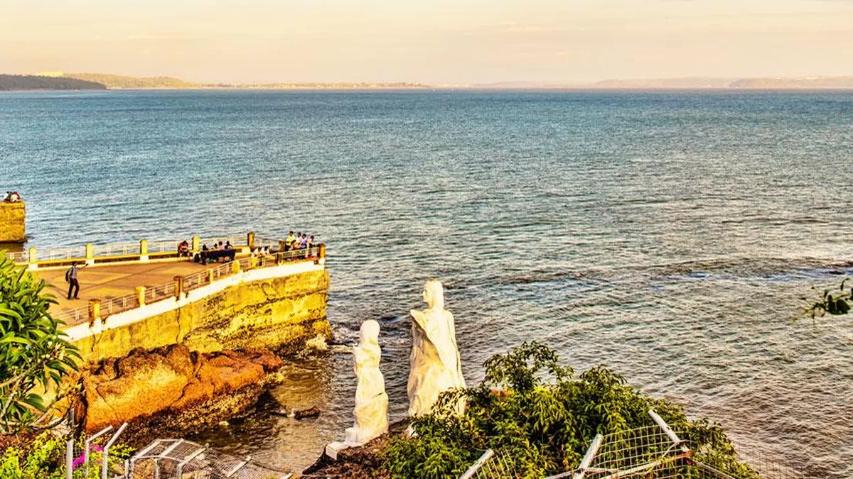 Romantic Lovers Point Dona Paula